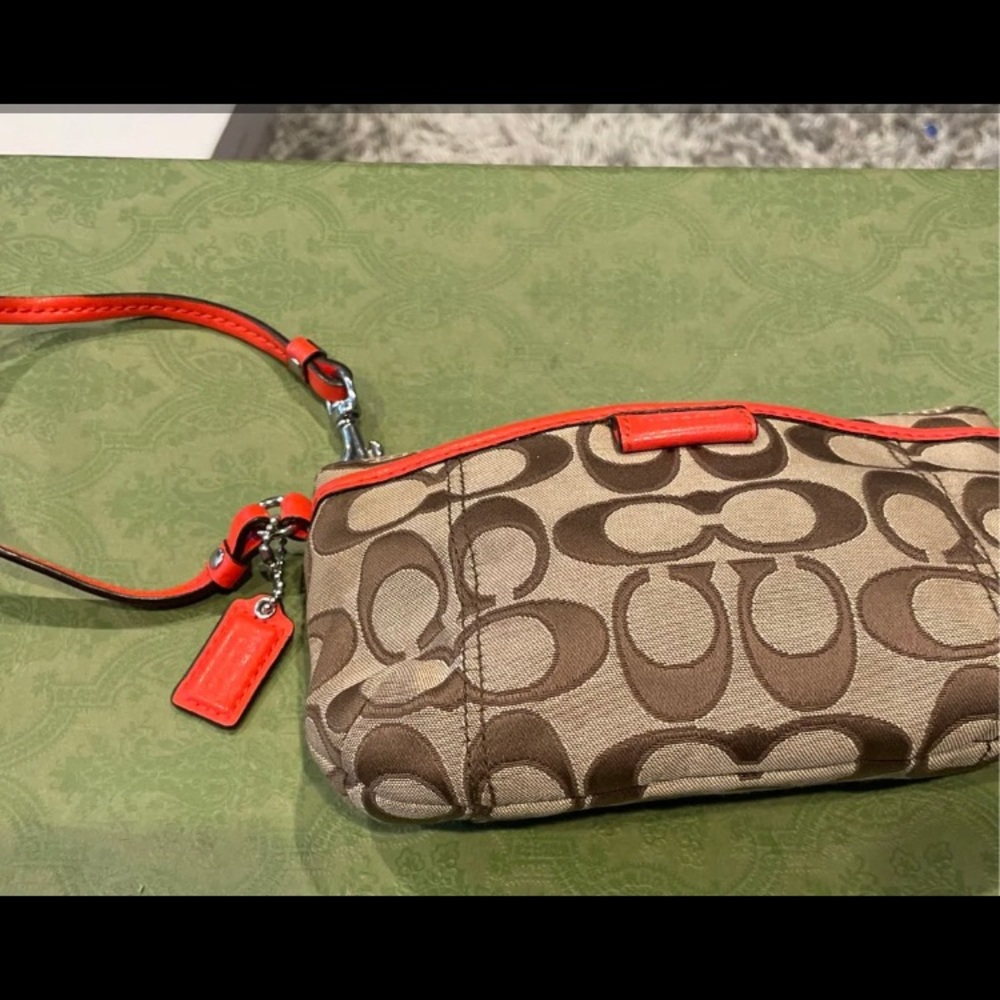 Coach - Picture 3 of 4